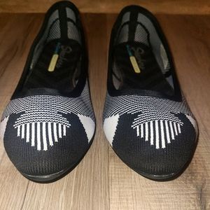 Skechers, Women's 8.5 - Memory Foam (Air Cooled) Flat Shoes; Blk & White